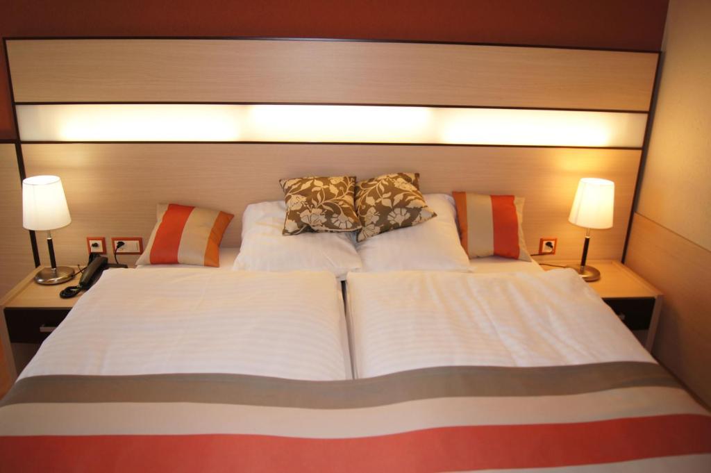 Hotel Lacotel 아방슈 객실 사진